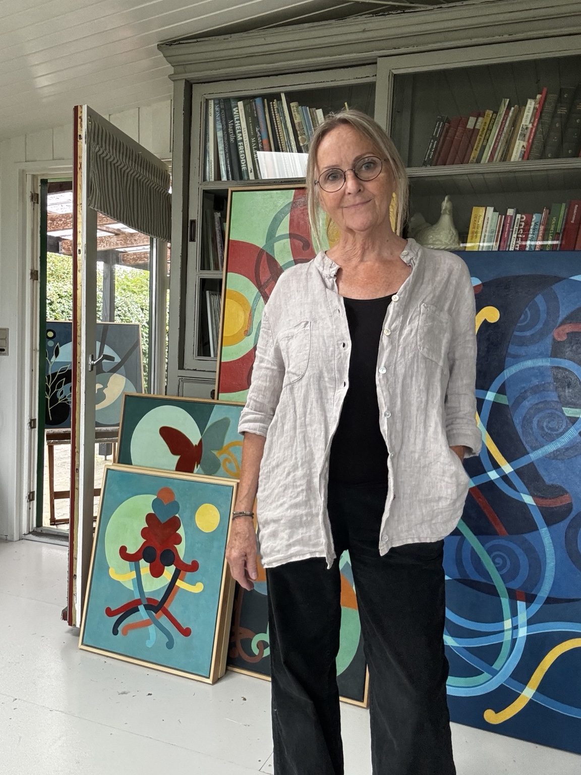 Annette Fuhr i atelieret sammen med sine værker