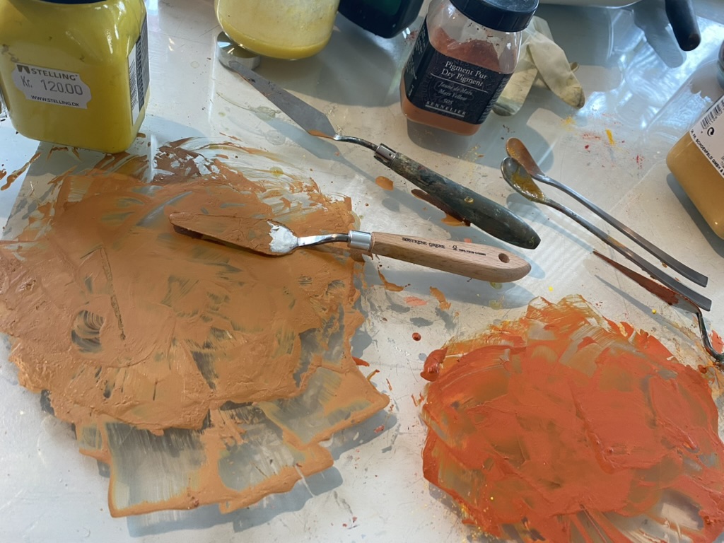Pigmenter og paletknive på arbejdsbordet i Annette Fuhrs atelier